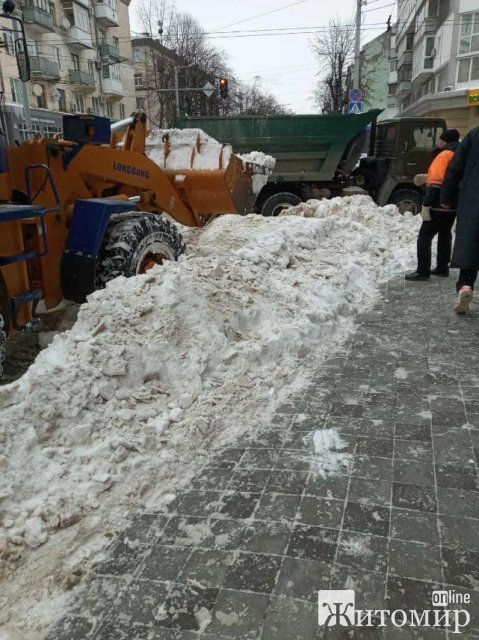 Наскільки чистими від снігу стали в Житомирі тротуари. ФОТО