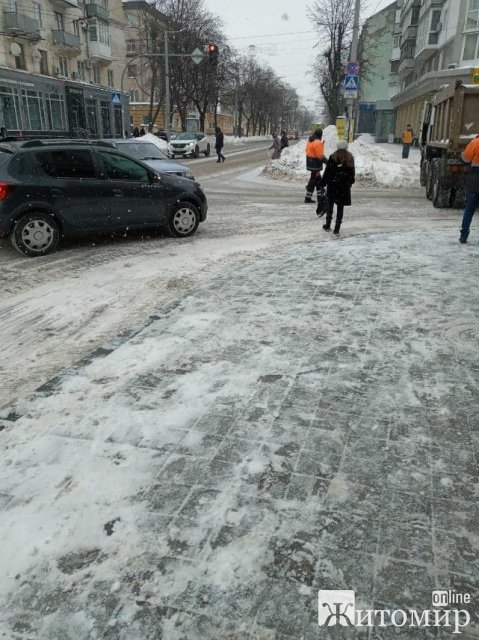 Наскільки чистими від снігу стали в Житомирі тротуари. ФОТО