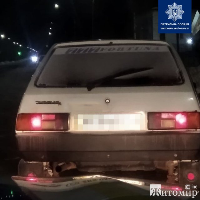 На Київському шосе в Житомирі патрульні зупинили ЗАЗ, водій пропонував гроші. ФОТО