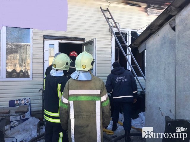 У Житомирі рятувальники гасили займання в ритуальному магазині. ФОТО У Житомирі рятувальники гасили займання в ритуальному магазині. ФОТО