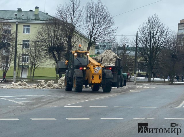 У Житомирі комунальники продовжують прибирати сніг. ФОТО