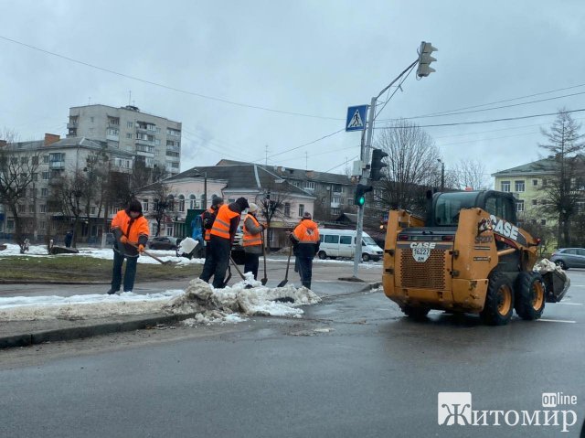 У Житомирі комунальники продовжують прибирати сніг. ФОТО