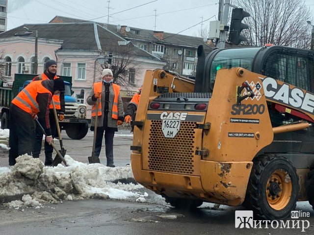 У Житомирі комунальники продовжують прибирати сніг. ФОТО