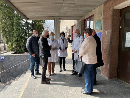 Концентратори кисню та захисні костюми: Володимир Литвин привіз допомогу шести районним лікарням Концентратори кисню та захисні костюми: Володимир Литвин привіз допомогу шести районним лікарням