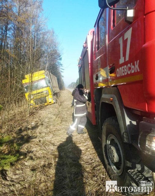 На Житомирщині рятувальники витягували "швидку" з багнюки, а лісовоз з кювету. ФОТО
