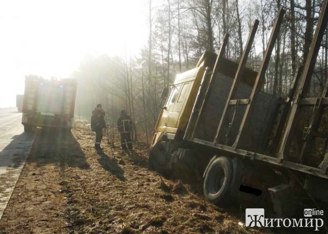 На Житомирщині рятувальники витягували "швидку" з багнюки, а лісовоз з кювету. ФОТО