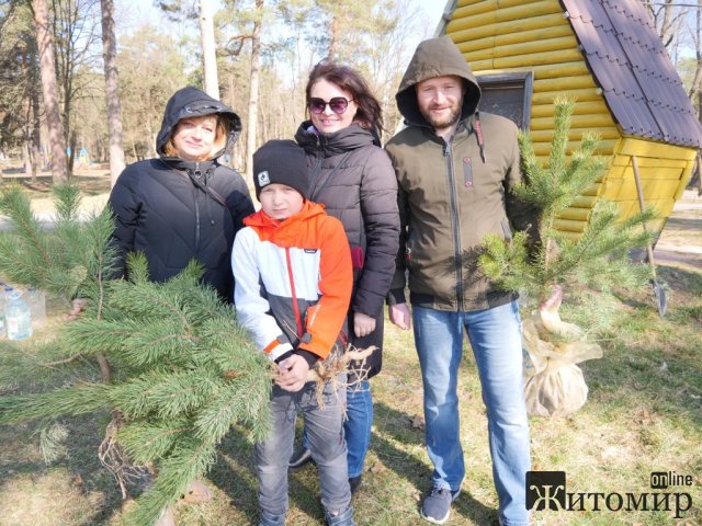 1000 нових дерев у Житомирі: естафета #Дереводня переходить Миколаєву та Дніпру. ФОТО