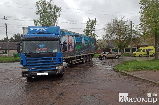 У Житомирі зіштовхнулись Scania та Opel, водія легкового автомобіля забрала «швидка»