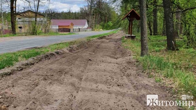 На Житомирщині лісівники відмежували лісові масиви від населених пунктів мінералізованими смугами. ФОТО