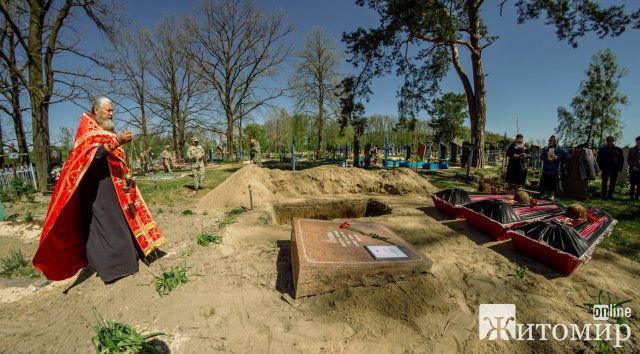 У селі на Житомирщині поховали рештки 37 невідомих воїнів РСЧА. ФОТО