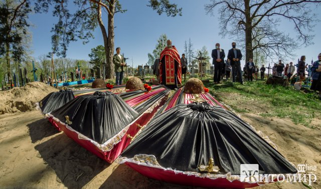 У селі на Житомирщині поховали рештки 37 невідомих воїнів РСЧА. ФОТО