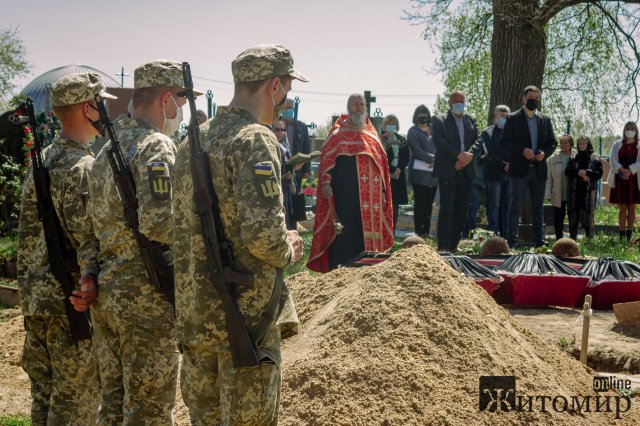 У селі на Житомирщині поховали рештки 37 невідомих воїнів РСЧА. ФОТО