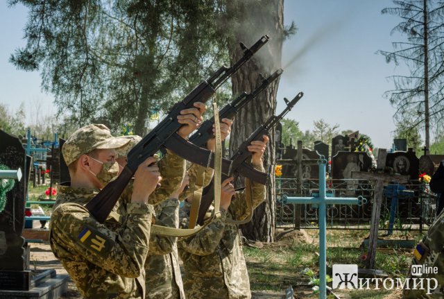У селі на Житомирщині поховали рештки 37 невідомих воїнів РСЧА. ФОТО