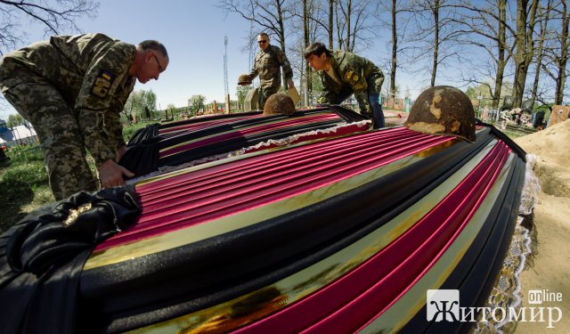 У селі на Житомирщині поховали рештки 37 невідомих воїнів РСЧА. ФОТО