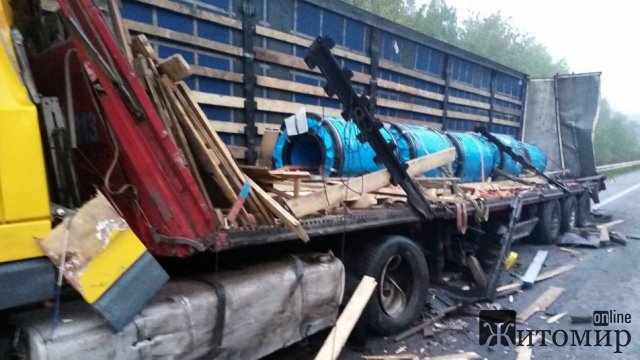 На трасі біля Житомира DAF врізався у припарковану фуру. ФОТО