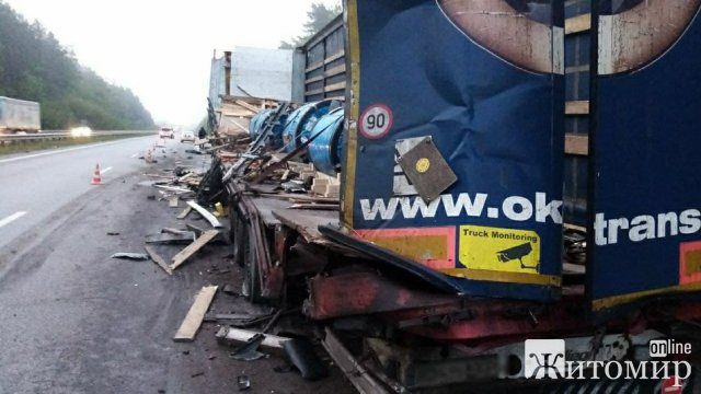 На трасі біля Житомира DAF врізався у припарковану фуру. ФОТО