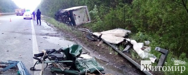 На трасі біля Житомира DAF врізався у припарковану фуру. ФОТО