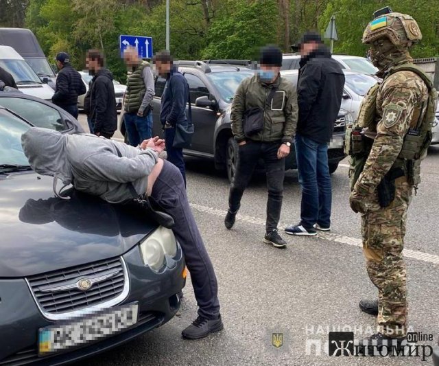 На трасі Київ-Житомир правоохоронці затримали банду, яка займалась розбоєм, вимаганням та катуванням. ФОТО. ВІДЕО