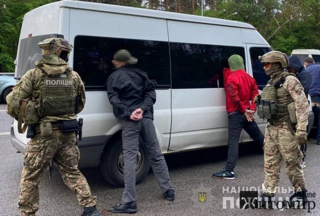 На трасі Київ-Житомир правоохоронці затримали банду, яка займалась розбоєм, вимаганням та катуванням. ФОТО. ВІДЕО
