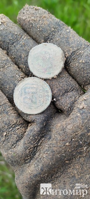 На Житомирщині чоловік пригадав, що минулого року знайшов каску з черепом та повідомив пошуківцям. ФОТО