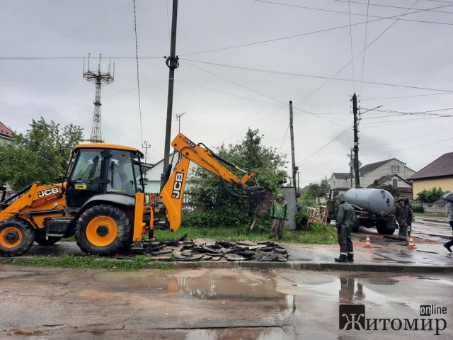 У Житомирі аварійні бригади працюють у посиленому режимі, щоб  сьогодні мешканці міста були з водою, - Нікітін. ФОТО