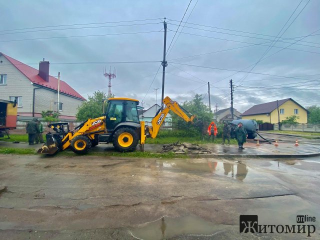 У Житомирі аварійні бригади працюють у посиленому режимі, щоб  сьогодні мешканці міста були з водою, - Нікітін. ФОТО