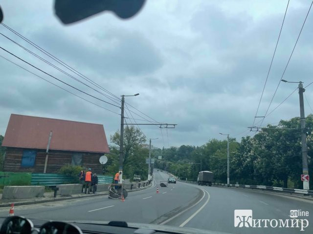 На небезпечному мосту в Житомирі встановлюють огородження. ФОТО