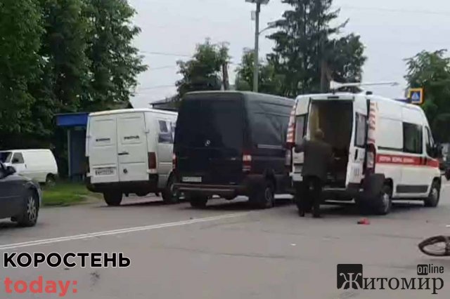 У Коростені мікроавтобус збив велосипедиста: потерпілий помер у "швидкій". ФОТО У Коростені мікроавтобус збив велосипедиста: потерпілий помер у "швидкій". ФОТО