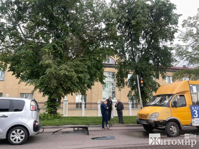 У Житомирі на перехресті зіштовхнулись маршрутка та Citroen. ФОТО