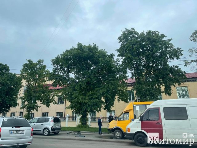 У Житомирі на перехресті зіштовхнулись маршрутка та Citroen. ФОТО