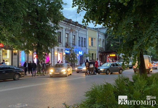 Біля кінотеатру "Україна" в Житомирі автомобіль збив дівчину. ФОТО