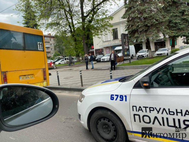 У Житомирі на Київській маршрутка зіштовхнулась з тролейбусом. ФОТО