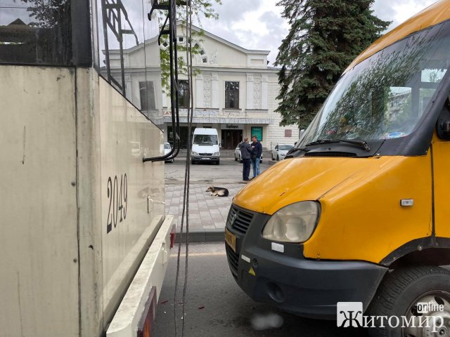 У Житомирі на Київській маршрутка зіштовхнулась з тролейбусом. ФОТО