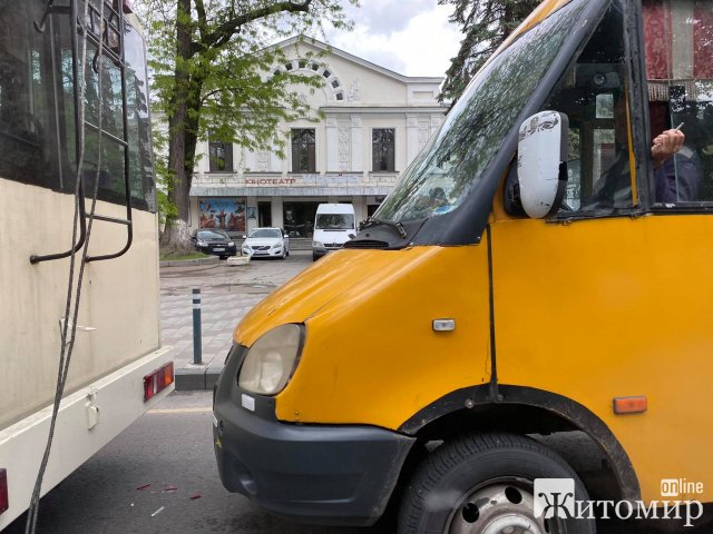 У Житомирі на Київській маршрутка зіштовхнулась з тролейбусом. ФОТО