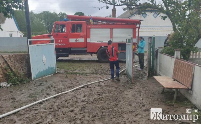 Рятувальники ліквідовують наслідки негоди в Житомирській області. ФОТО