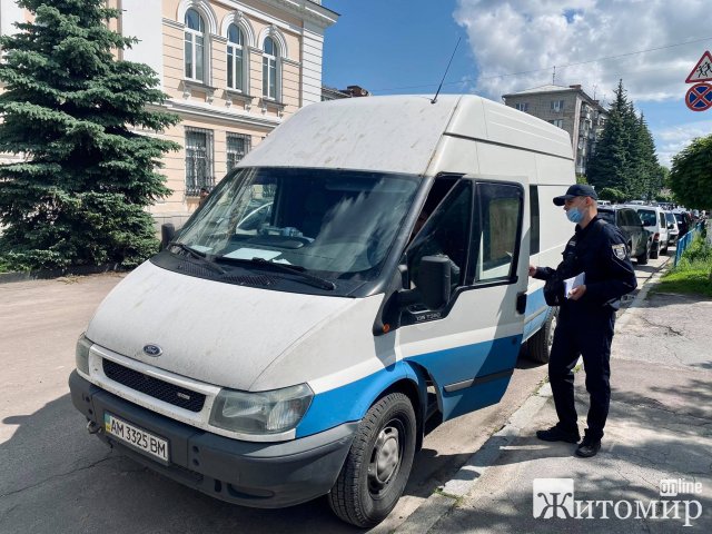 У Житомирі в перший день роботи інспектори з паркування виявили 440 порушень. ФОТО