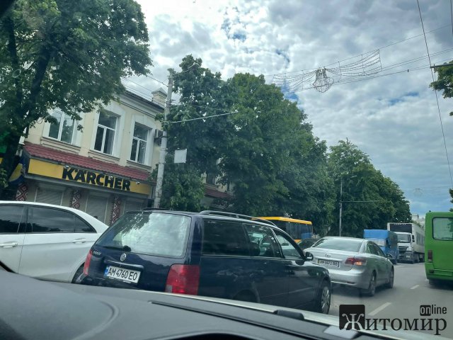 Затор та ДТП на Великій Бердичівській у Житомирі. ФОТО