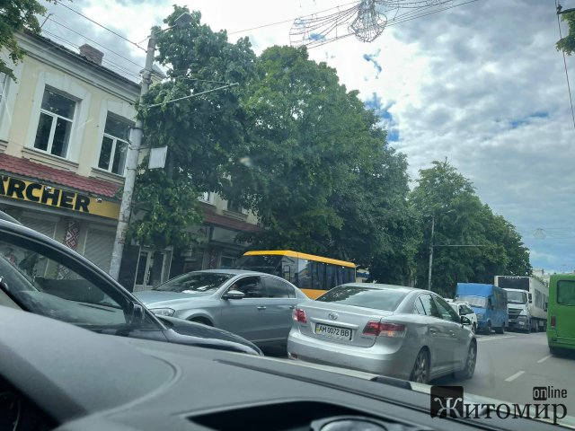Затор та ДТП на Великій Бердичівській у Житомирі. ФОТО
