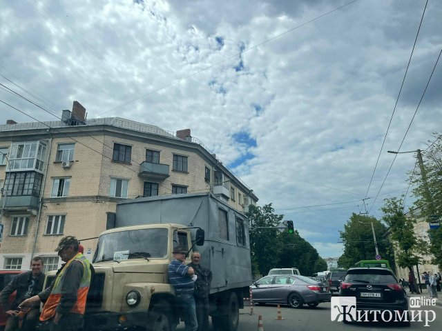 Затор та ДТП на Великій Бердичівській у Житомирі. ФОТО