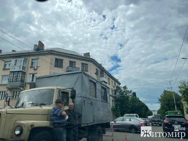 Затор та ДТП на Великій Бердичівській у Житомирі. ФОТО