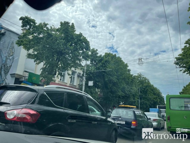 Затор та ДТП на Великій Бердичівській у Житомирі. ФОТО