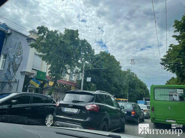 Затор та ДТП на Великій Бердичівській у Житомирі. ФОТО