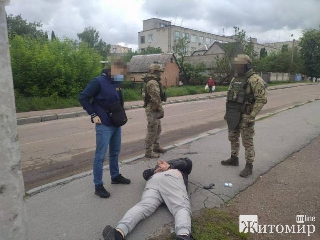  У Житомирі затримано рекетирів, які вимагали у бізнесмена понад 17 тис. доларів США. ФОТО