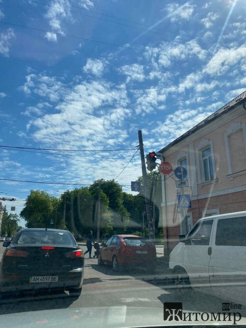 На небезпечному перехресті в Житомирі біля світлофору з