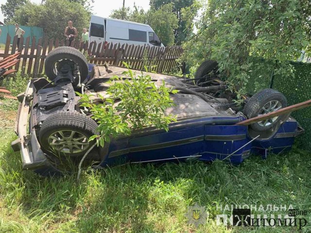 У селі на Житомирщині ВАЗ з’їхав у кювет, зіткнувся з парканом та перекинувся. ФОТО