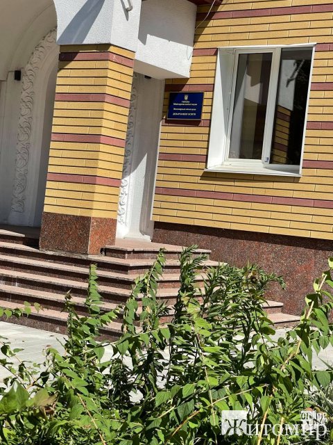 Біля департаменту освіти Житомирської міськради скоро завиють вовки. ФОТО