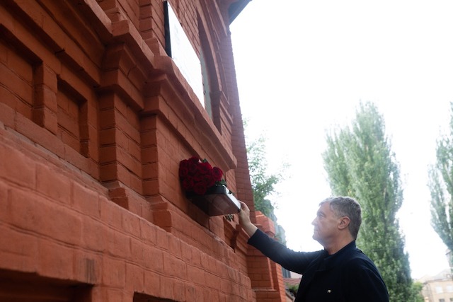 Петро Порошенко у річницю визволення Слов’янська і Краматорська побував на Донбасі – привіз на передову обладнання та вшанував українських героїв Петро Порошенко у річницю визволення Слов’янська і Краматорська побував на Донбасі – привіз на передову обладнання та вшанував українських героїв