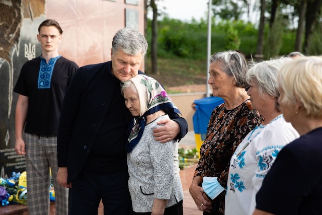 Петро Порошенко у річницю визволення Слов’янська і Краматорська побував на Донбасі – привіз на передову обладнання та вшанував українських героїв Петро Порошенко у річницю визволення Слов’янська і Краматорська побував на Донбасі – привіз на передову обладнання та вшанував українських героїв
