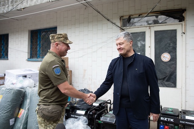 Петро Порошенко у річницю визволення Слов’янська і Краматорська побував на Донбасі – привіз на передову обладнання та вшанував українських героїв Петро Порошенко у річницю визволення Слов’янська і Краматорська побував на Донбасі – привіз на передову обладнання та вшанував українських героїв