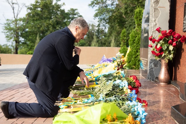 Петро Порошенко у річницю визволення Слов’янська і Краматорська побував на Донбасі – привіз на передову обладнання та вшанував українських героїв Петро Порошенко у річницю визволення Слов’янська і Краматорська побував на Донбасі – привіз на передову обладнання та вшанував українських героїв